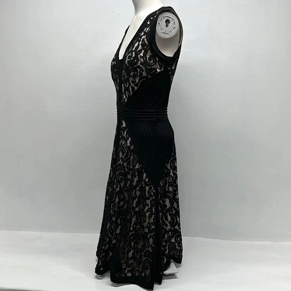 Tadashi Shoji Dress Sleeveless Lace Fit And Flare Midi V-Neck Black Cream Size 6 - Picture 8 of 11